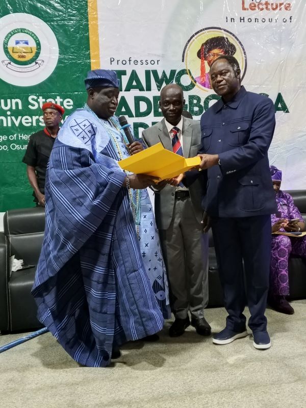 His Majesty the Timi of Ede, Oba Munirudeen Adesola Lawal, and UNIOSUN VC Prof Clement Adebooye Present Gift to Guest Lecturer Prof Rahman Bolarinwa at 3rd Biennial Lecture